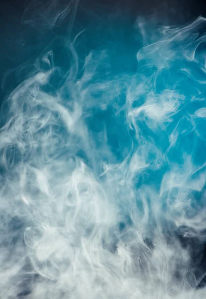 Rauch auf blauem Hintergrund — Stockfoto