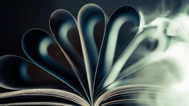 kitap sayfaları duman