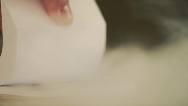 煙の中のメモ用紙 — ストック動画