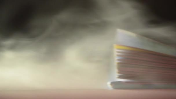 Libro abierto cubierto de humo — Vídeo de stock