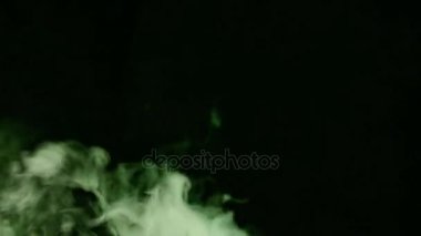 koyu arka plan üzerinde duman dalgalar