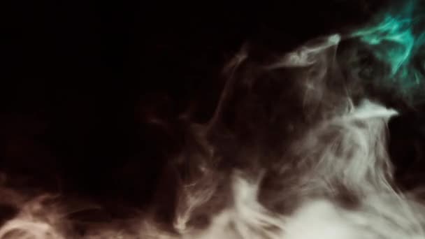 ondes de fumée sur fond sombre 