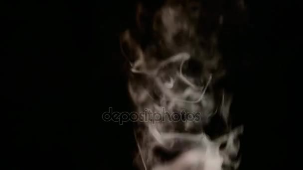 Olas de humo sobre fondo oscuro — Vídeo de stock