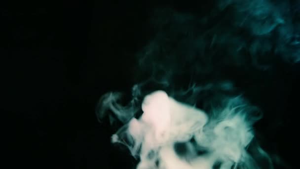 Olas de humo sobre fondo oscuro — Vídeo de stock