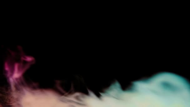 ondes de fumée sur fond sombre 