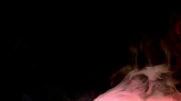 Olas de humo sobre fondo oscuro — Vídeo de stock