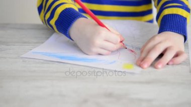Kırmızı kalemle çizim çocuk 