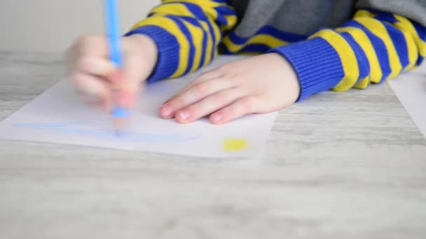 儿童用蓝色铅笔绘图 — 图库视频影像