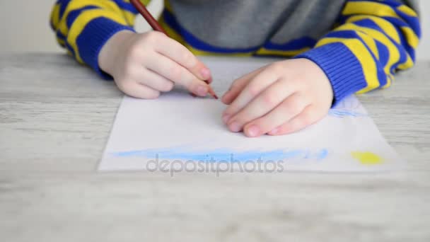 Dessin d'enfant avec crayon marron — Video