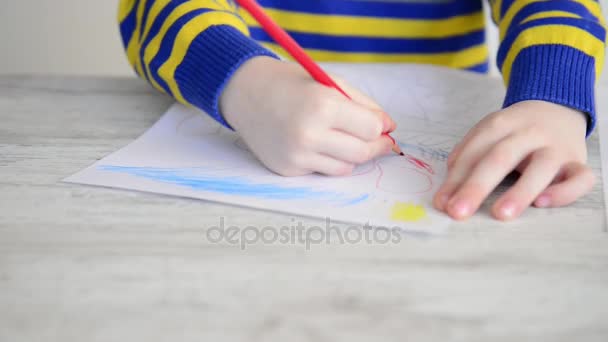 Child drawing with red pencil — Stock Video