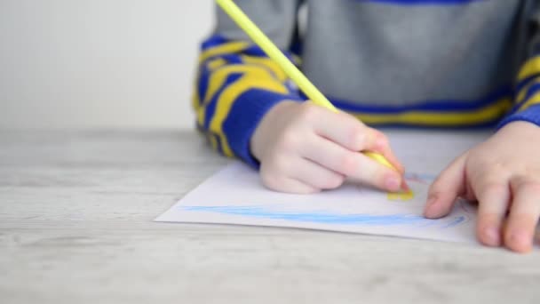 Dibujo infantil con lápiz amarillo — Vídeo de stock