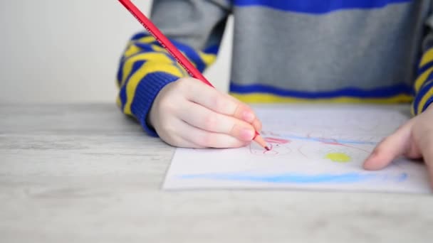 Disegno bambino con matita rossa — Video Stock