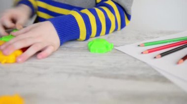 renkli bulmacalar ile oynayan çocuk