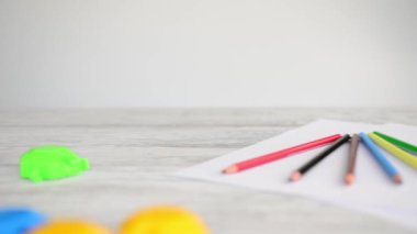 ahşap yüzeyde çok renkli bulmacalar