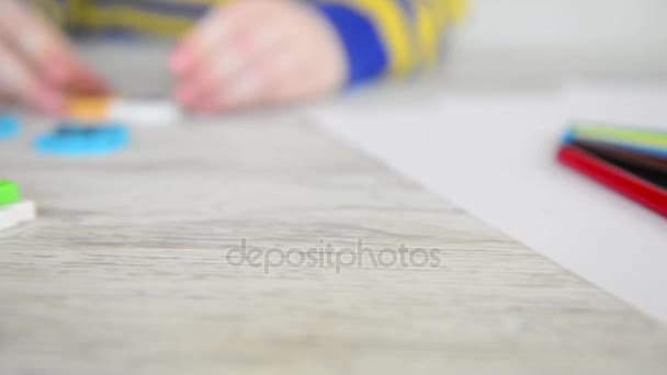 Niño haciendo palabra de cartas — Vídeo de stock