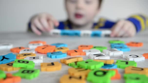 Niño hizo palabra de cartas — Vídeo de stock