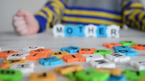 Barnet gjort ord från bokstäver — Stockvideo