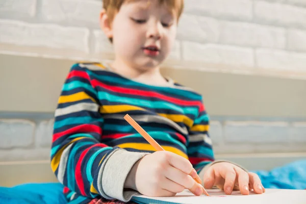 Niño dibujo con lápices — Foto de Stock