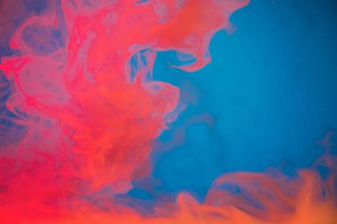 kırmızı mavi arka plan üzerinde duman