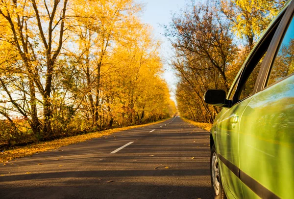 Auto auf Herbstsaisonstraße — Stockfoto