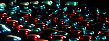 siyah arka plan üzerinde renkli su damlaları