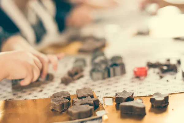 Enfants Faisant Des Bonbons Sur Table Avec Des Formes Cuisson — Photo