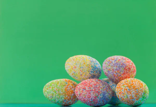 Bunt Verzierte Ostereier Auf Buntem Hintergrund — Stockfoto