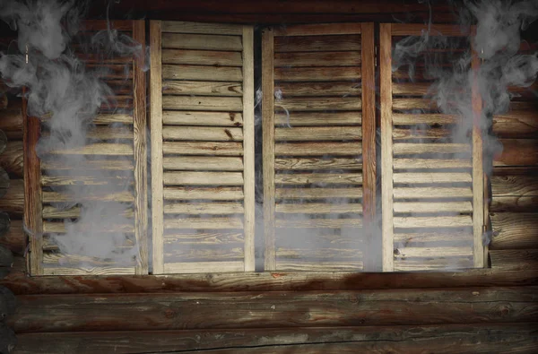 从木屋窗户冒出的烟雾 — 图库照片
