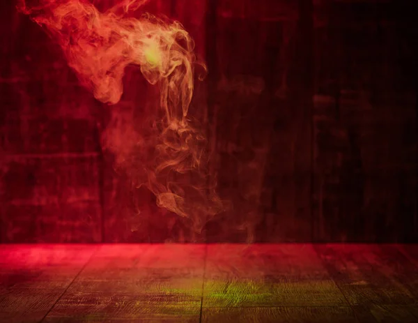 彩色木质背景下的烟雾 — 图库照片