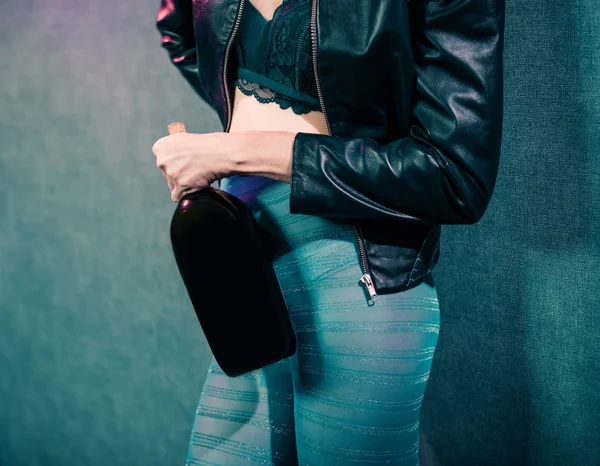 Mujer Joven Sosteniendo Botella Vino Fondo Colorido Pared —  Fotos de Stock