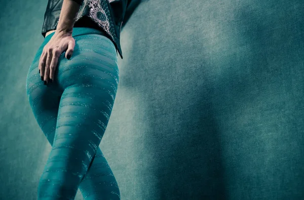 Молодая Женщина Сексуальной Одежде Рукой Бедрах Красочном Фоне Стены — стоковое фото