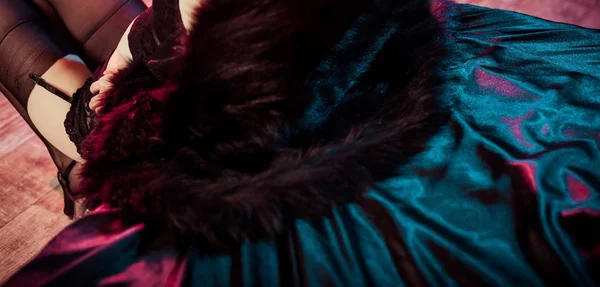 Молодая Женщина Сексуальном Черном Белье Чулки Каблуки Меховое Платье Опираясь — стоковое фото