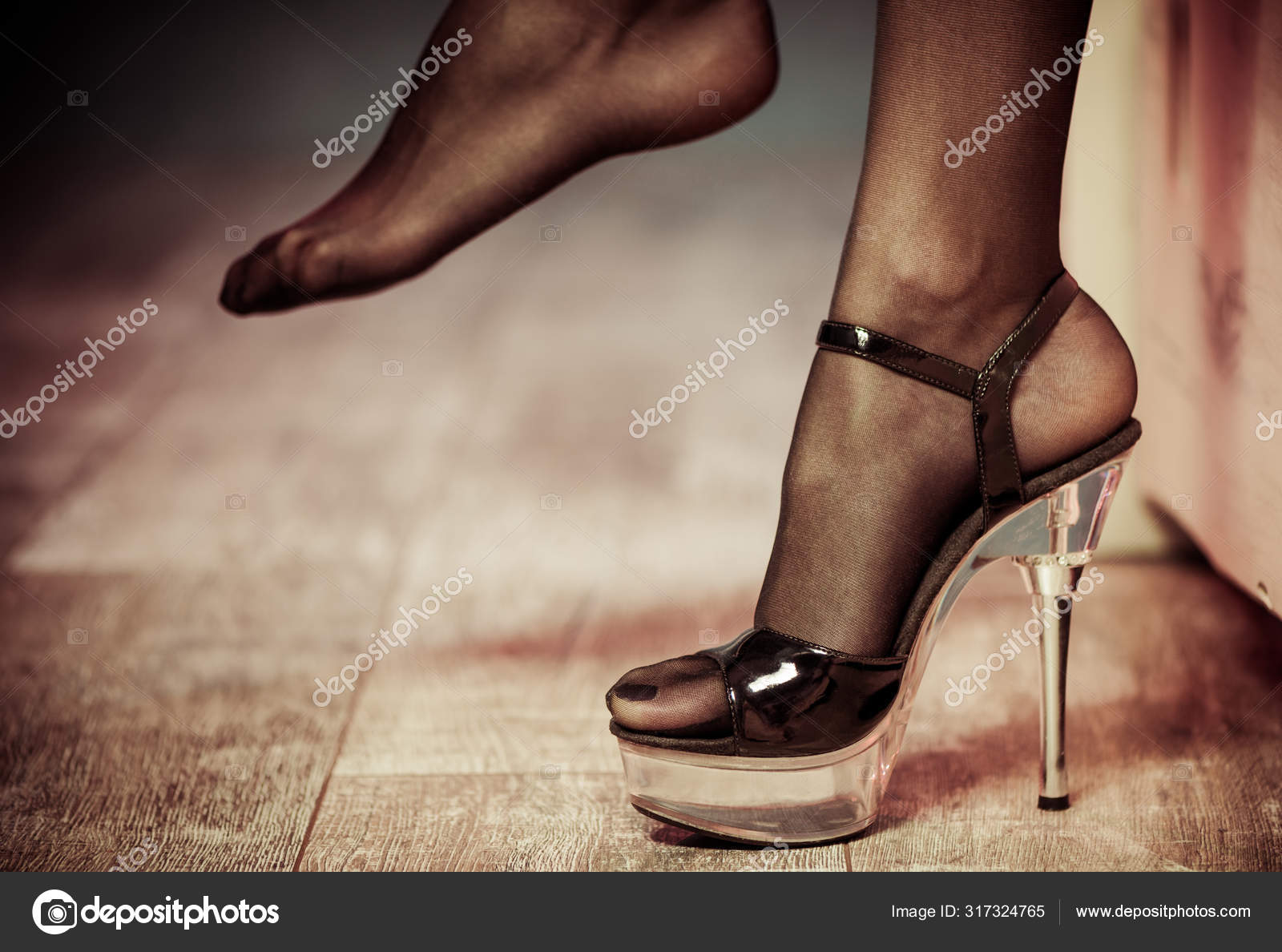 Cerrar los pies de una mujer en un zapato — Foto de stock