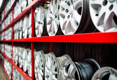 İkinci el ve yeni krom araba tekerlekleri sokak mağazalarının raflarında hizada.