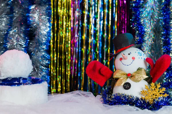 スノーマンとクリスマスの帽子の色鮮やかな背景 — ストック写真