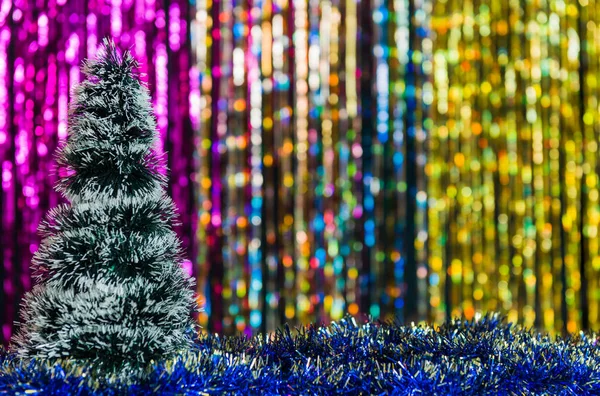 五彩缤纷的假日背景下的圣诞树 — 图库照片