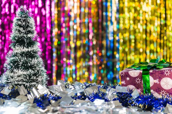 Weihnachtsbaum Und Geschenkbox Bei Buntem Feiertagshintergrund — Stockfoto