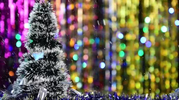 Χριστουγεννιάτικο Δέντρο Χιόνι Που Πέφτει Φωτεινά Πολύχρωμα Φώτα Φόντο Διακοπών — Αρχείο Βίντεο