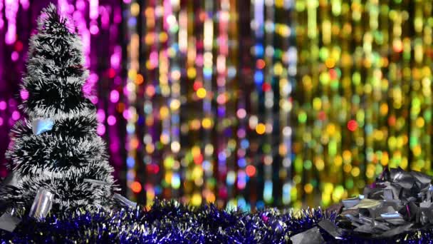 Weihnachtsbaum Und Konfetti Auf Leuchtend Buntem Feiertagshintergrund Mit Blinkenden Lichtern — Stockvideo