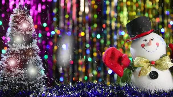 Schneemann Und Weihnachtsbaum Mit Fallendem Schnee Und Blinkenden Lichtern Vor — Stockvideo
