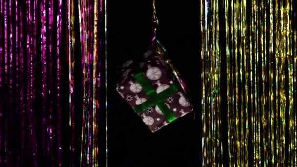 色彩艳丽的节日装饰用纺纱礼品盒在黑色背景上闪烁 — 图库视频影像