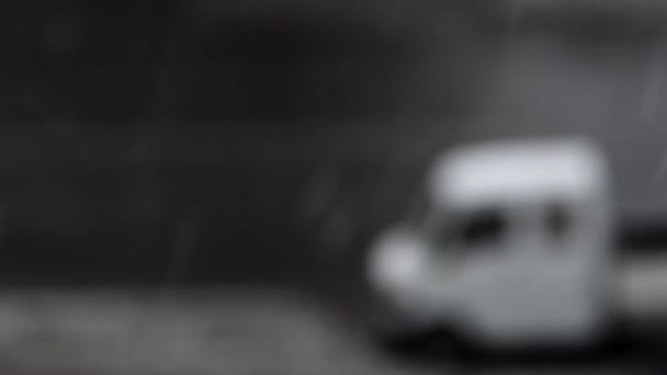Припаркований Автомобільний Силует Під Падаючим Снігом Взимку — стокове відео