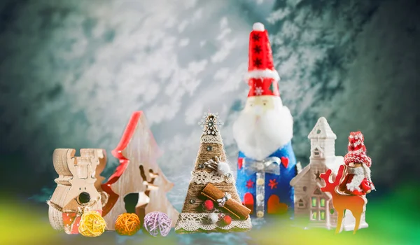 手作りのおもちゃや休日の装飾で霜の多いカラフルな冬の背景 — ストック写真