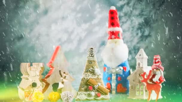 Игрушки Ручной Работы Праздничные Дакорты Морозном Красочном Зимнем Фоне Падающим — стоковое видео