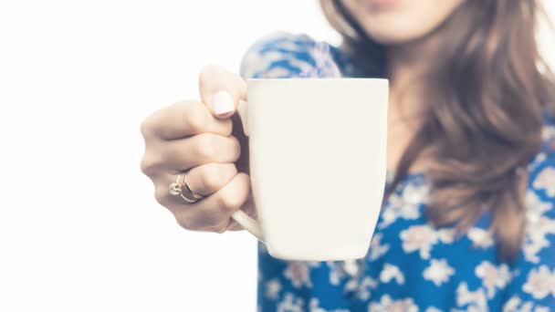 Femme Pyjama Tenant Une Tasse Thé Vapeur — Video