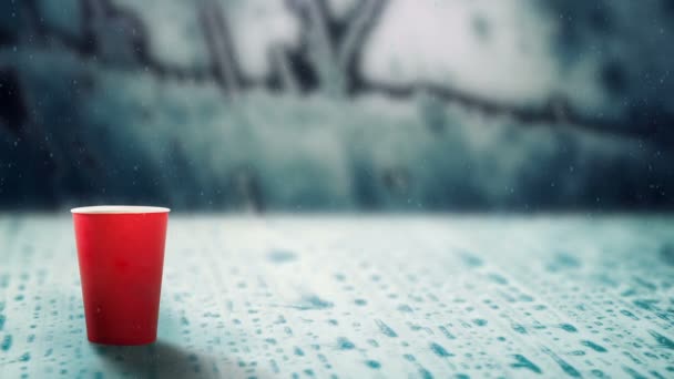 Copo Vermelho Bebida Quente Evaporar Fumaça Neve Congelado Gelo Derretimento — Vídeo de Stock