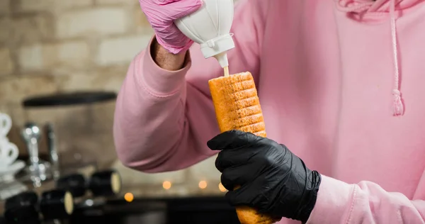 Bartender Lägga Till Sås Franska Varmkorv Rulle — Stockfoto