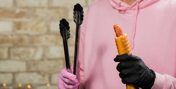 Camarero Haciendo Hot Dog Francés Con Salchicha Parrilla — Foto de Stock