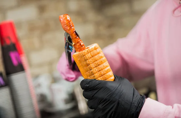 Bartender Sätta Grill Korv Rulla Franska Varmkorv Med Sås — Stockfoto