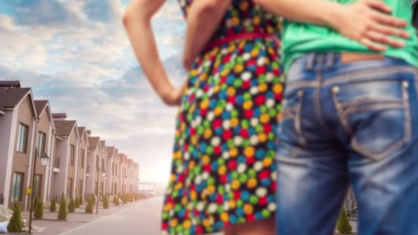 这对年轻夫妇在城郊的街道上互相牵着手盖房子 — 图库视频影像